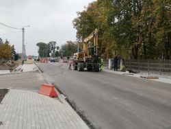 Trwają roboty przy rozbudowie skrzyżowania dróg wojewódzkich nr 702 i 703.