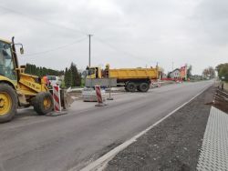 Trwają roboty przy rozbudowie skrzyżowania dróg wojewódzkich nr 702 i 703.